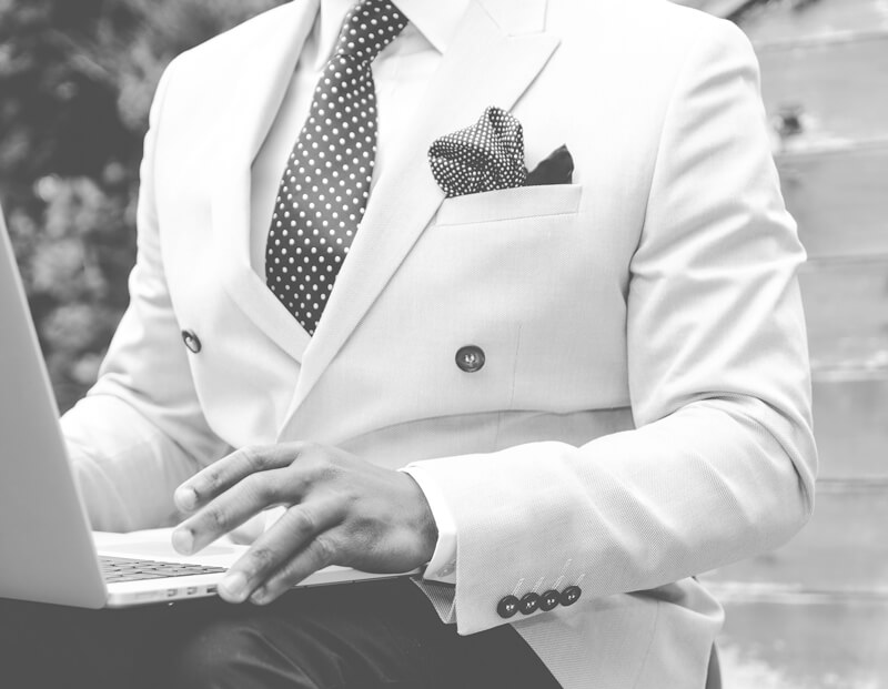 4-Tips-to-Help-You-Rock-Your-White-Suit-in-Style-featured